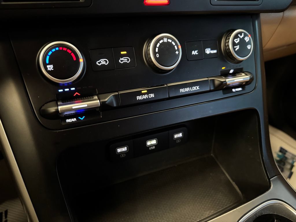 Used 2024 Kia Carnival LX FWD image 15