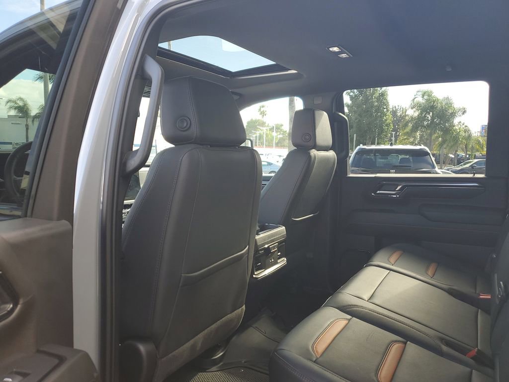 Used 2025 GMC Sierra 2500 AT4 image 13