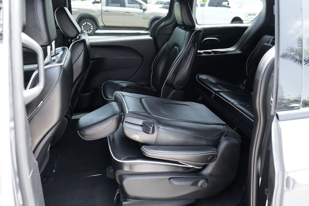 Used 2022 Chrysler Pacifica Limited w/ S Appearance Package FWD image 36