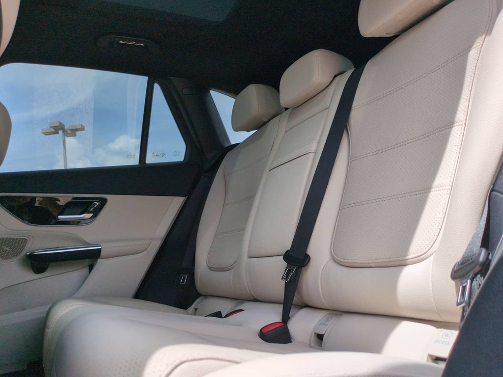 Used 2025 Mercedes-Benz GLC 300 4MATIC image 29