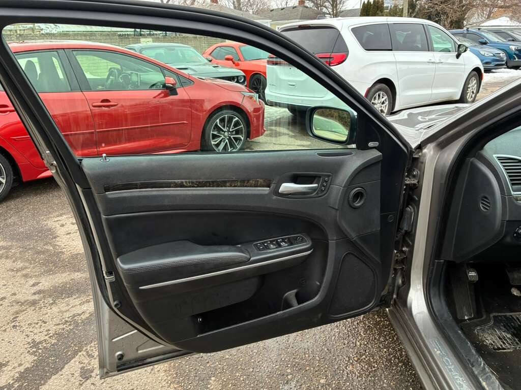 Used 2014 Chrysler 300 C image 9