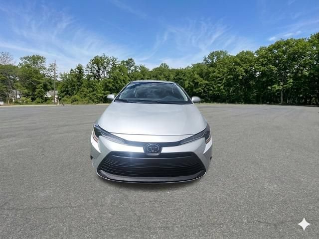Used 2025 Toyota Corolla LE w/ LE Premium Package FWD image 4