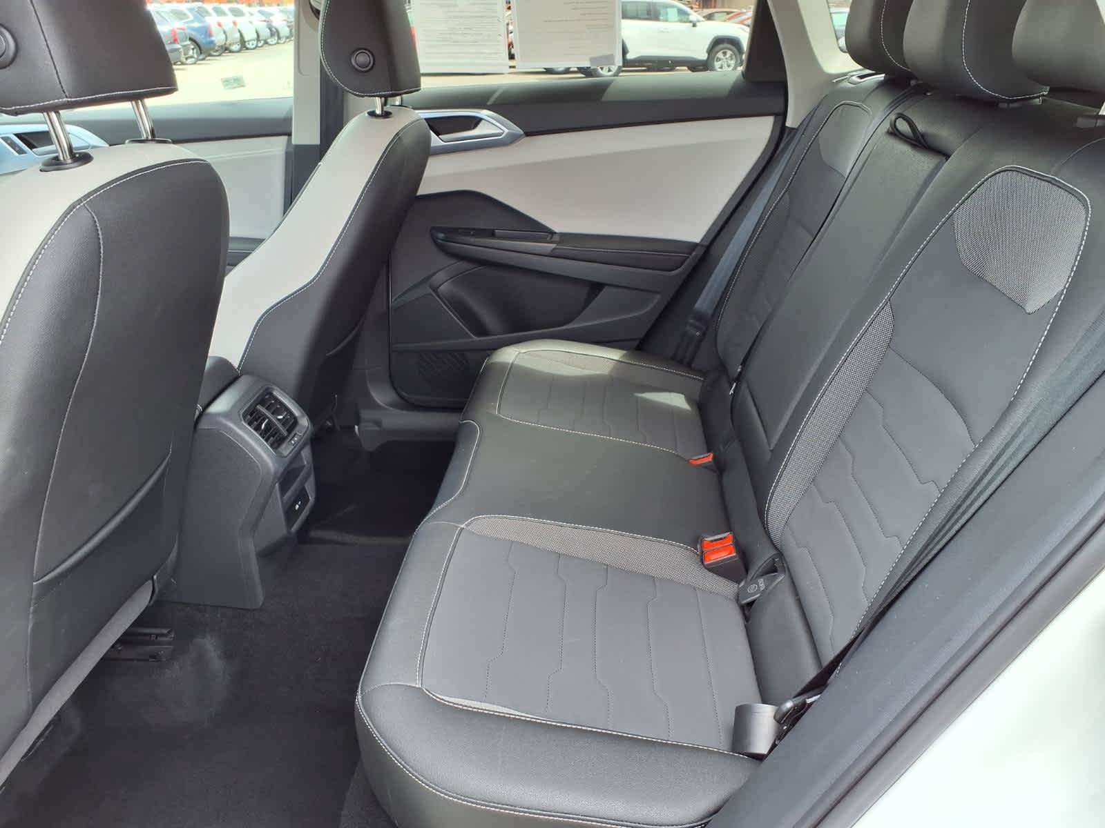 Used 2025 Volkswagen Taos SE AWD/4WD image 11