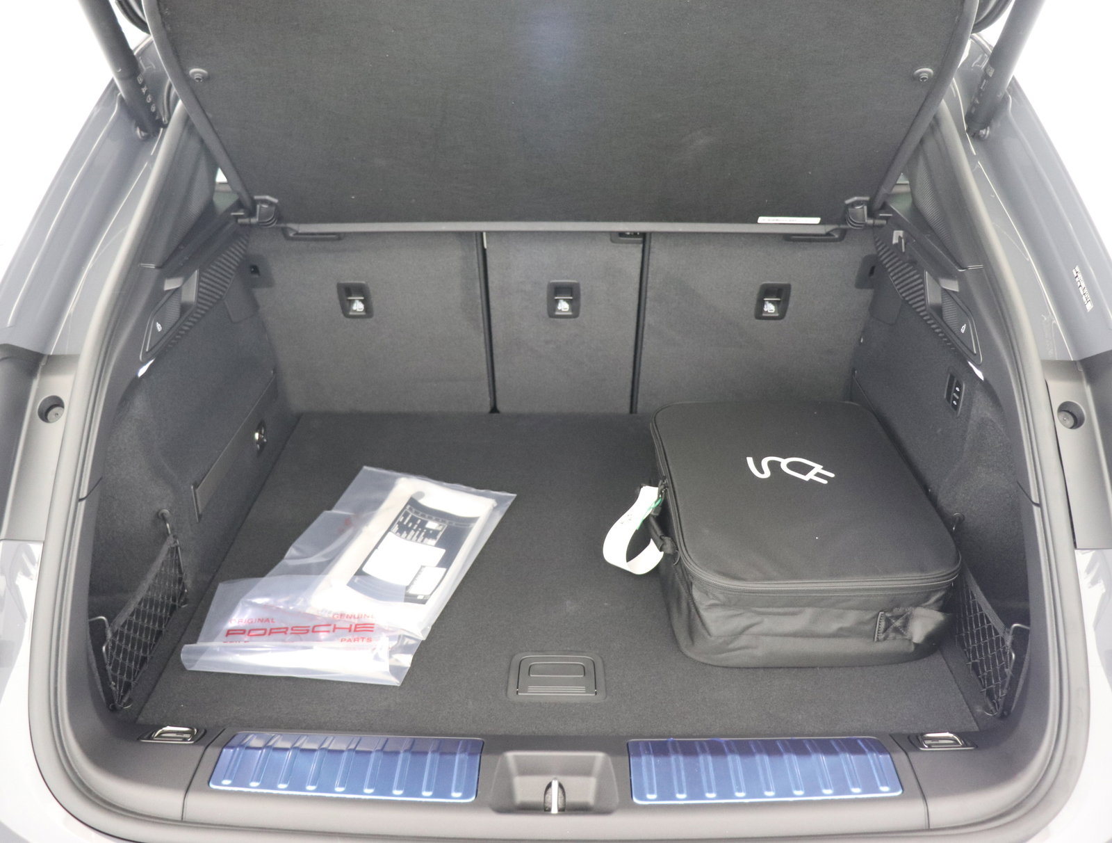 Used 2025 Porsche Macan 4S Electric image 17