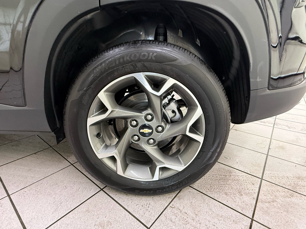 Used 2025 Chevrolet Trax LT w/ LT Convenience Package FWD image 15