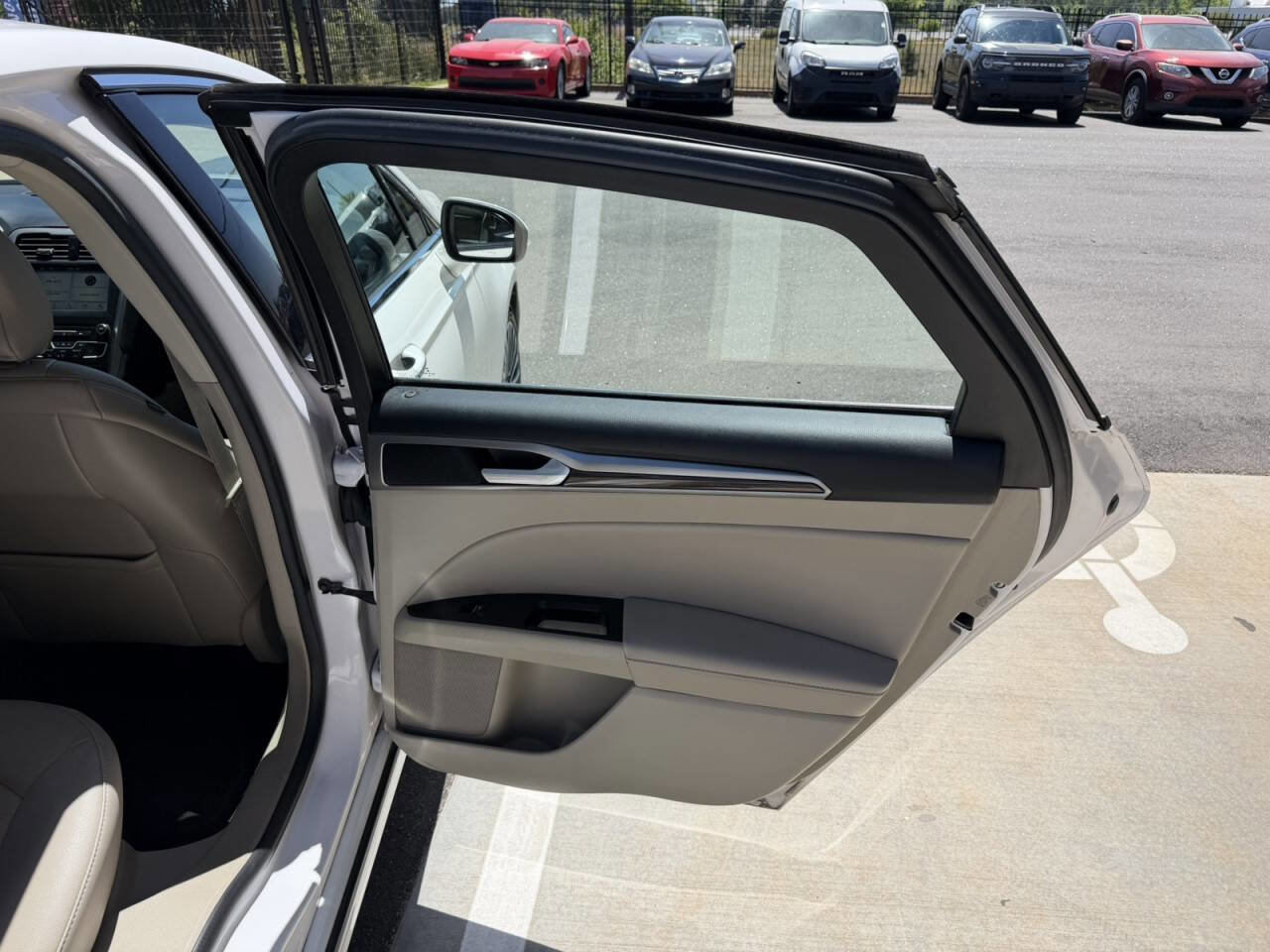 Used 2018 Ford Fusion SE w/ Fusion SE Technology Package FWD image 12