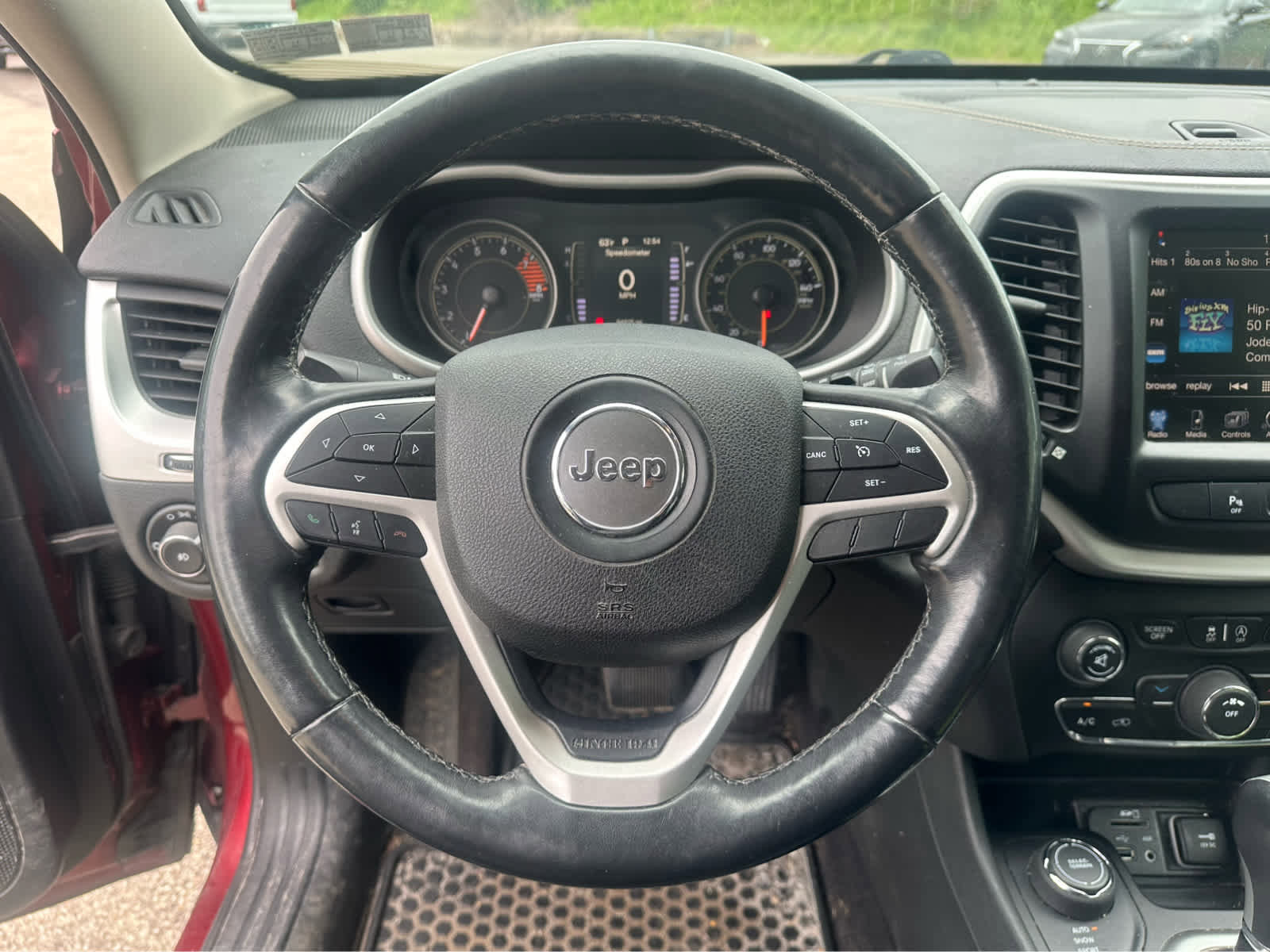 Used 2018 Jeep Cherokee Latitude Plus w/ Cold Weather Group AWD/4WD image 10