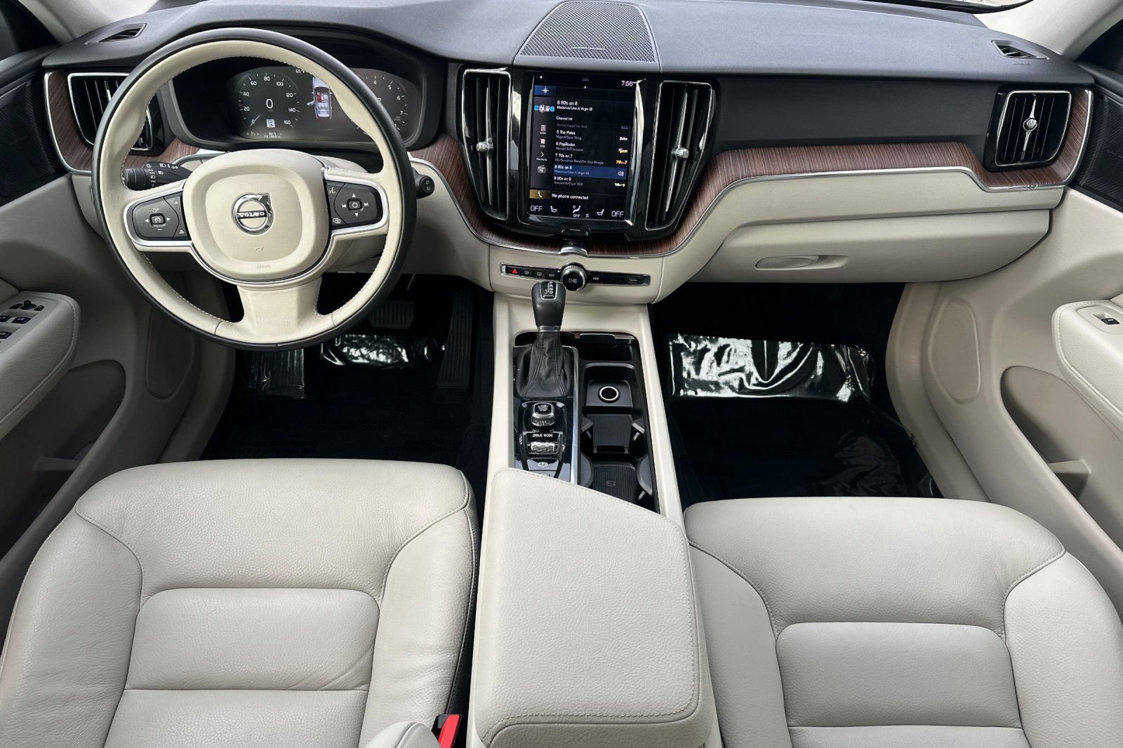 Used 2021 Volvo XC60 T6 Momentum w/ Premium Package AWD/4WD image 3