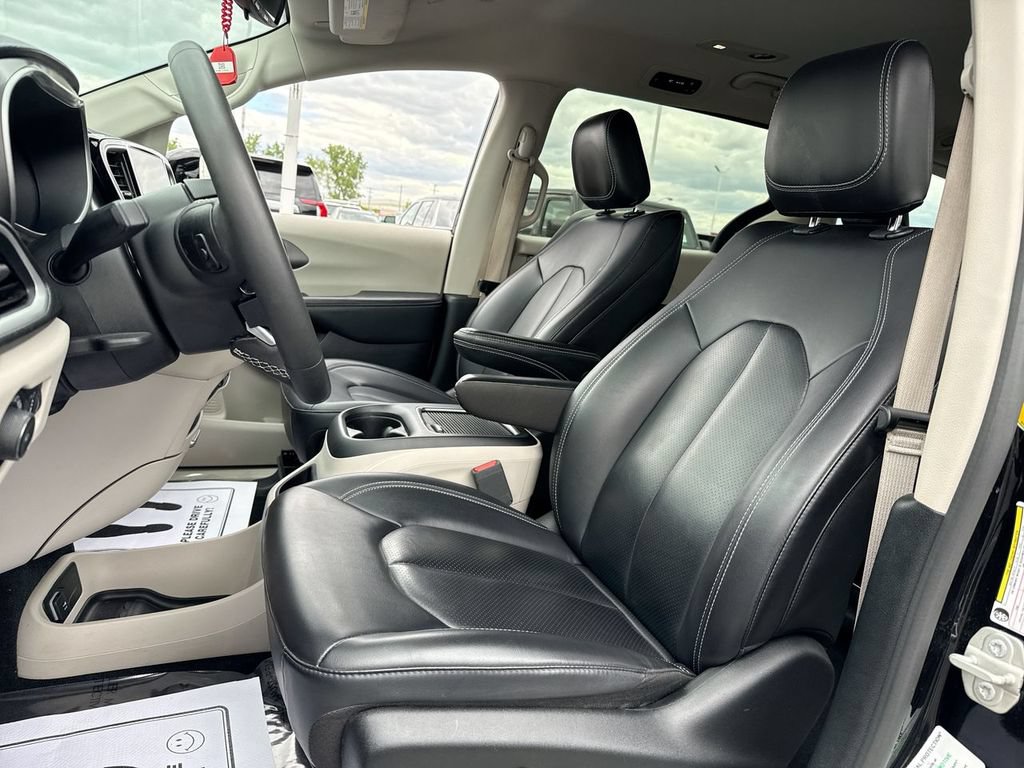 Used 2024 Chrysler Pacifica Limited FWD image 11