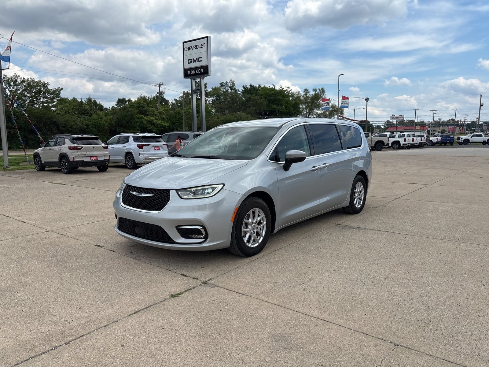 Used 2023 Chrysler Pacifica Touring-L FWD image 7