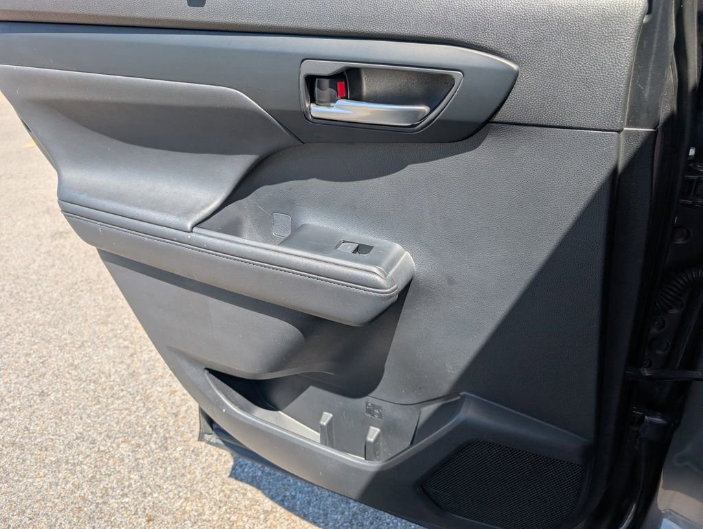 Used 2020 Toyota Highlander XLE image 30