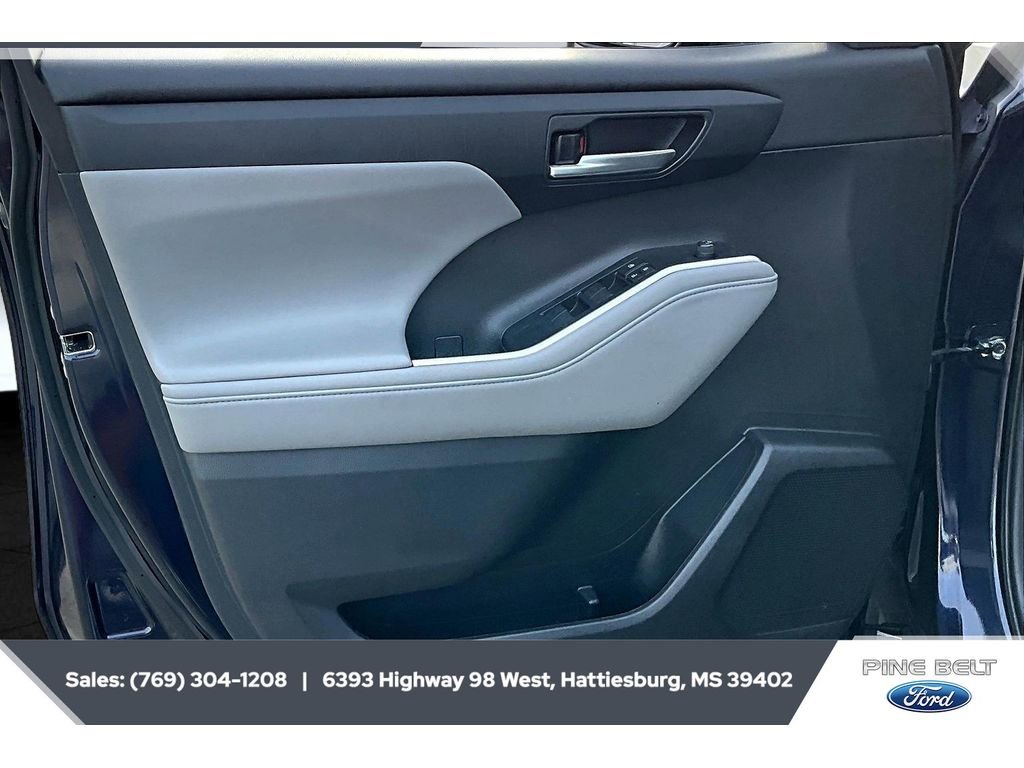 Used 2021 Toyota Highlander XLE FWD image 17