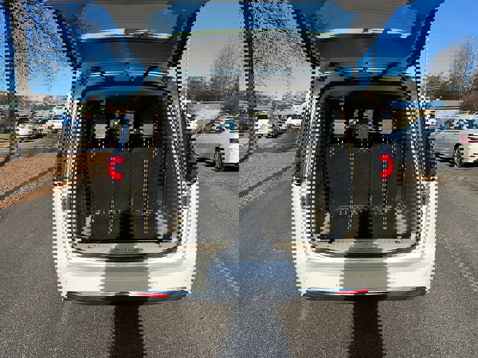 Used 2024 Chrysler Pacifica Touring-L image 18