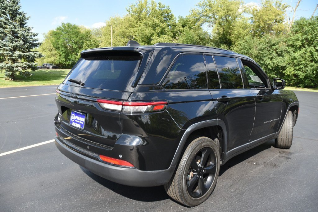 Used 2023 Jeep Grand Cherokee Altitude AWD/4WD image 6