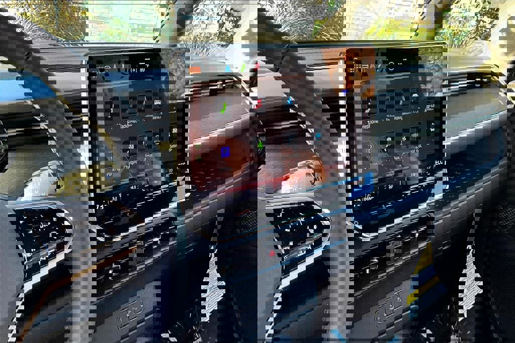 Certified 2025 Volkswagen ID. Buzz Pro S image 5