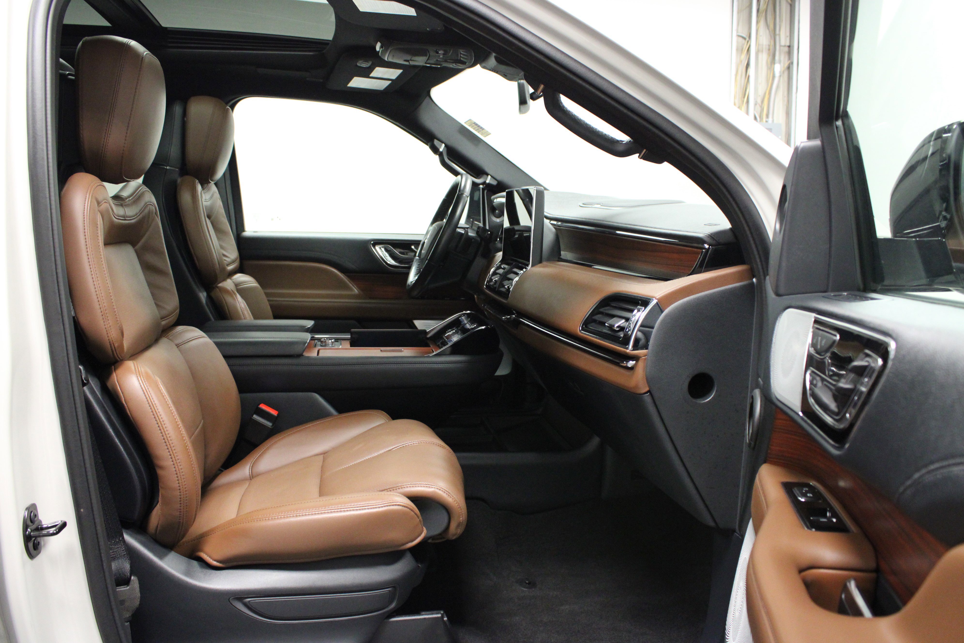 Used 2024 Lincoln Navigator Reserve AWD/4WD image 17