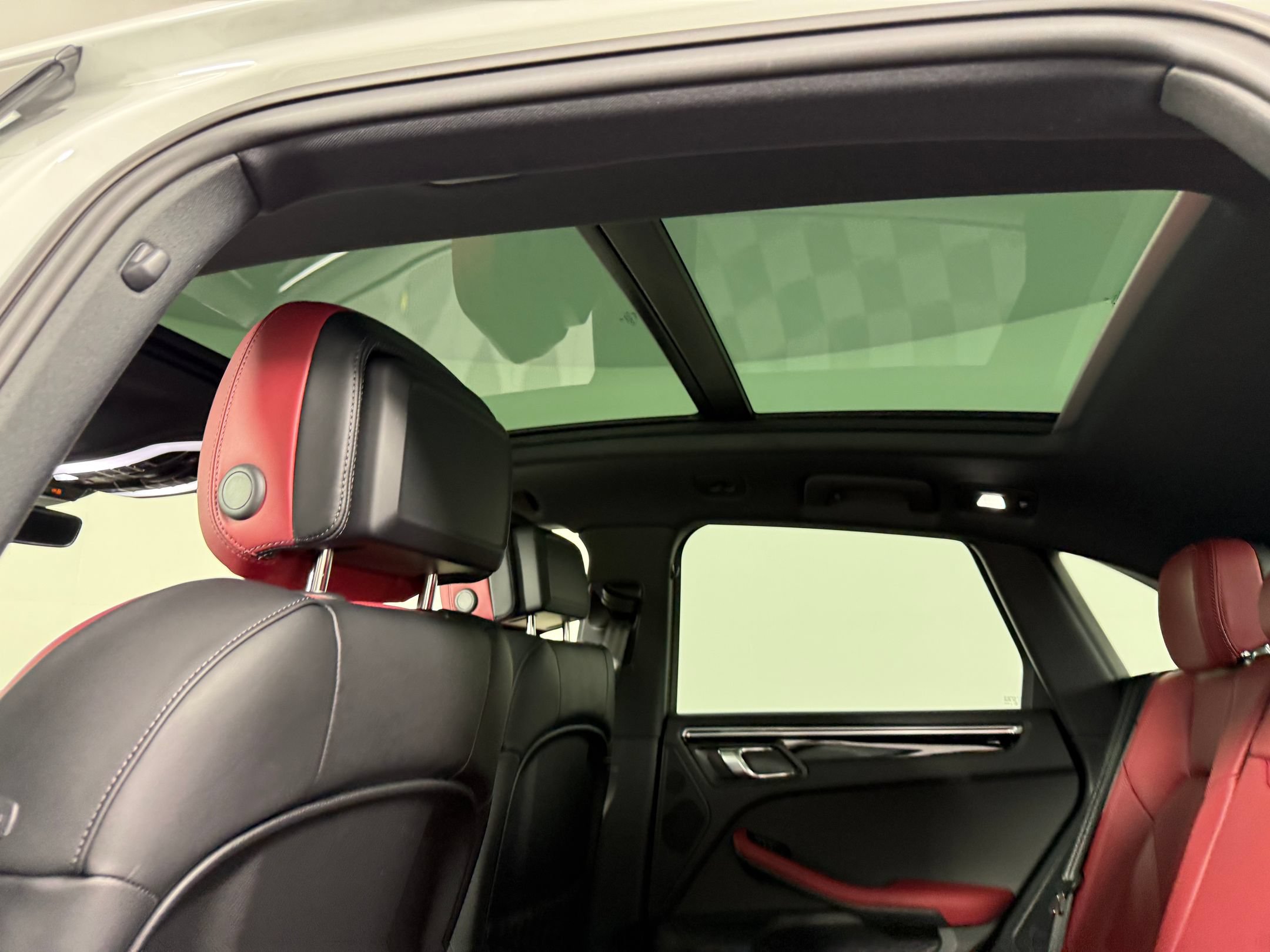 Certified 2026 Porsche Macan AWD/4WD image 19