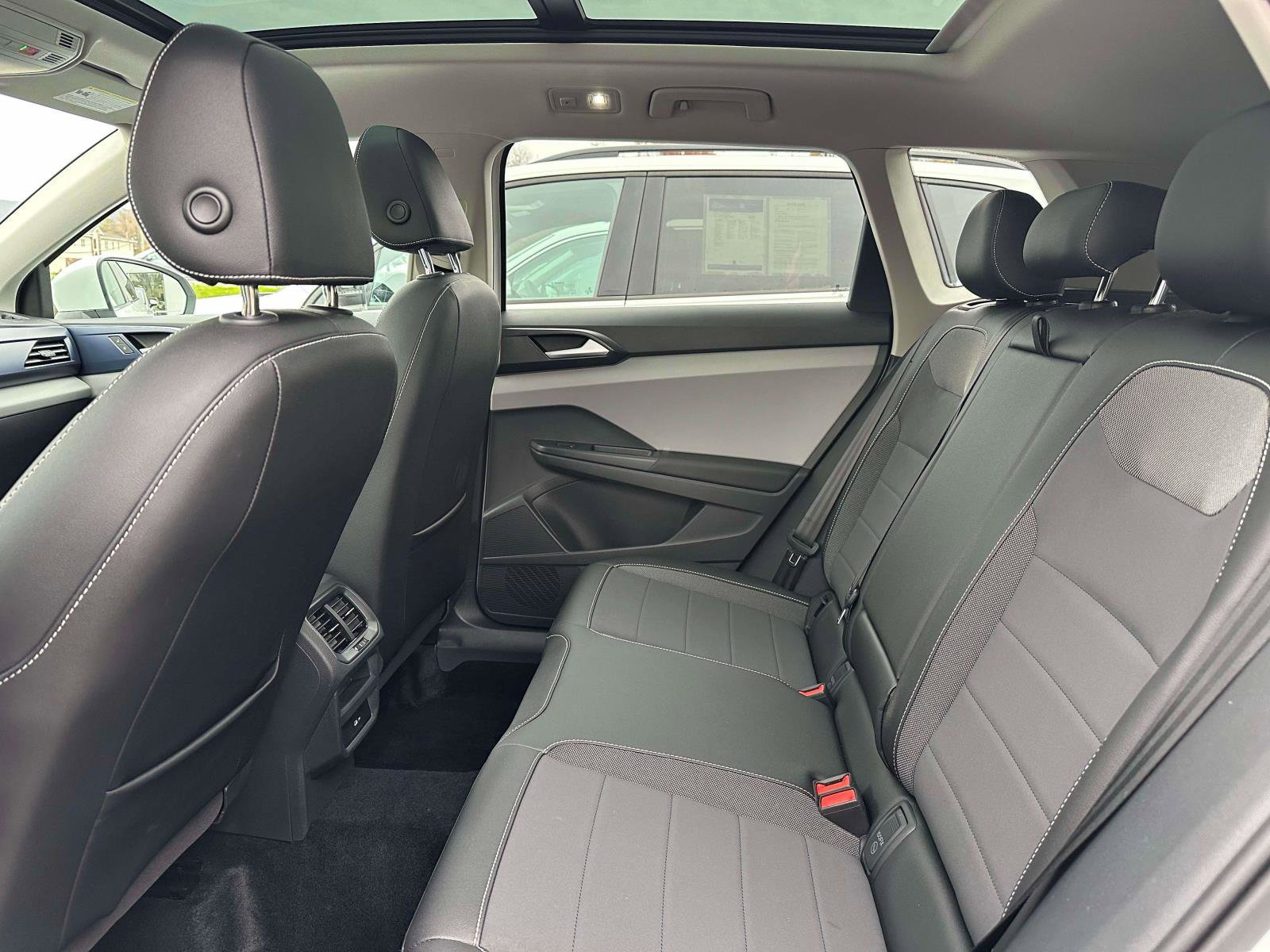 Certified 2022 Volkswagen Taos SE w/ Panoramic Sunroof Package image 9