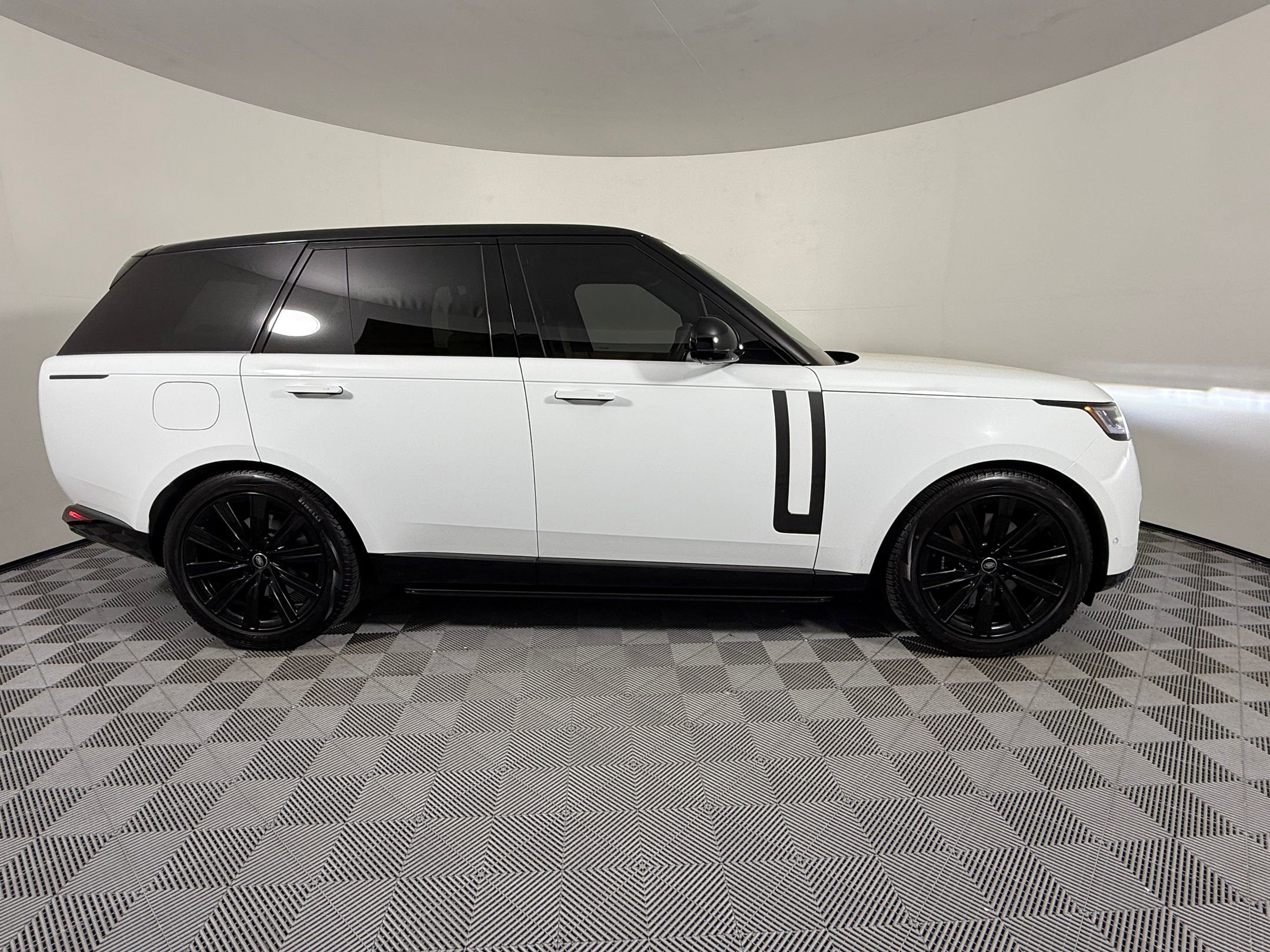 Used 2025 Land Rover Range Rover SE image 8