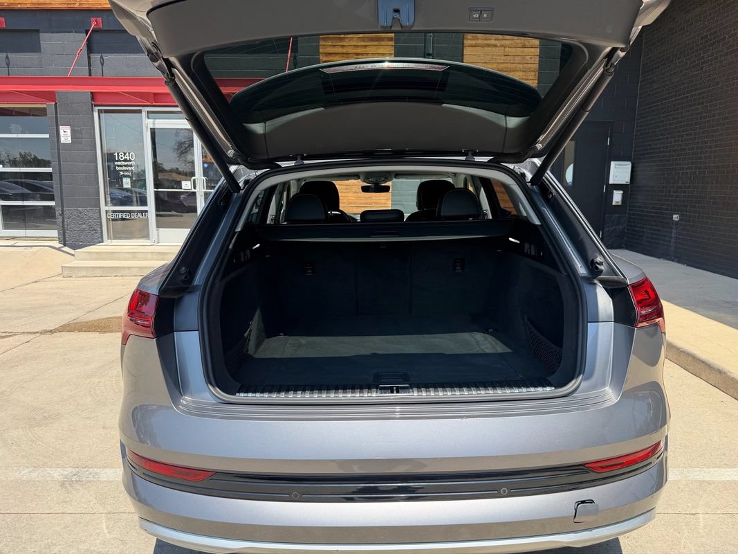Used 2019 Audi e-tron Prestige w/ Prestige Package AWD/4WD image 26