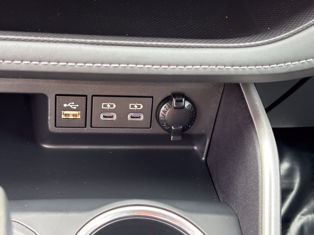 Used 2025 Toyota Highlander LE FWD image 32