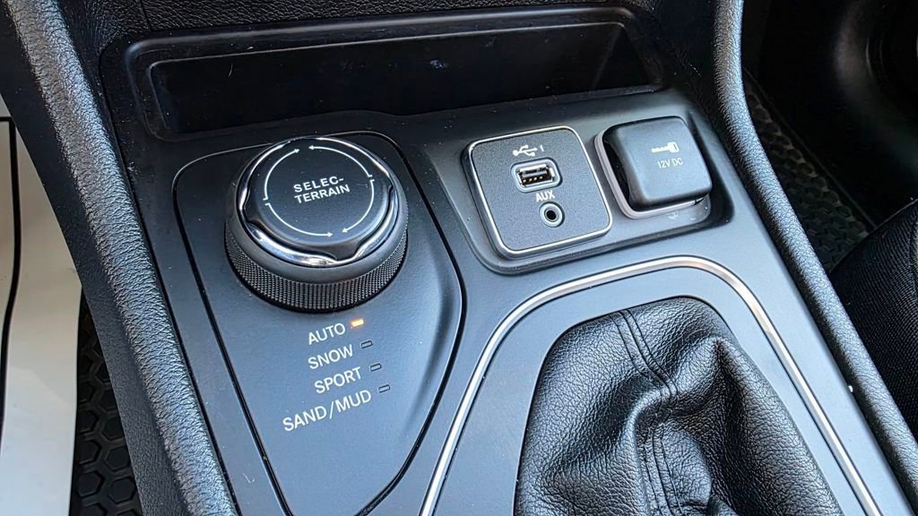 Used 2019 Jeep Cherokee Latitude w/ Cold Weather Group image 32