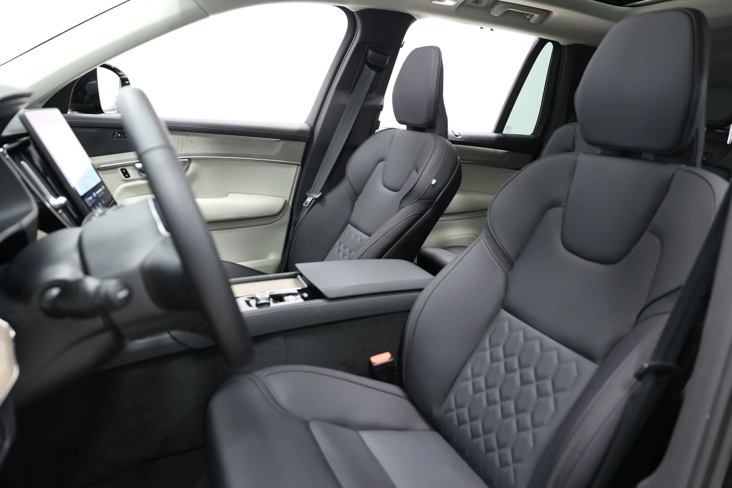 Used 2025 Volvo XC90 T8 Plus w/ Protection Package Premier AWD/4WD image 15