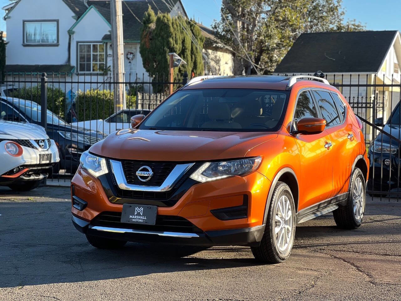 Used 2017 Nissan Rogue SV image 1