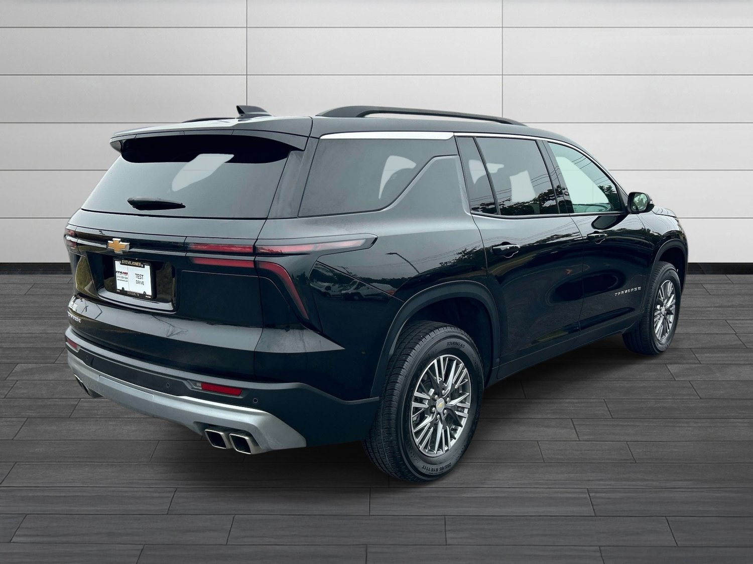 Used 2025 Chevrolet Traverse LT FWD image 3