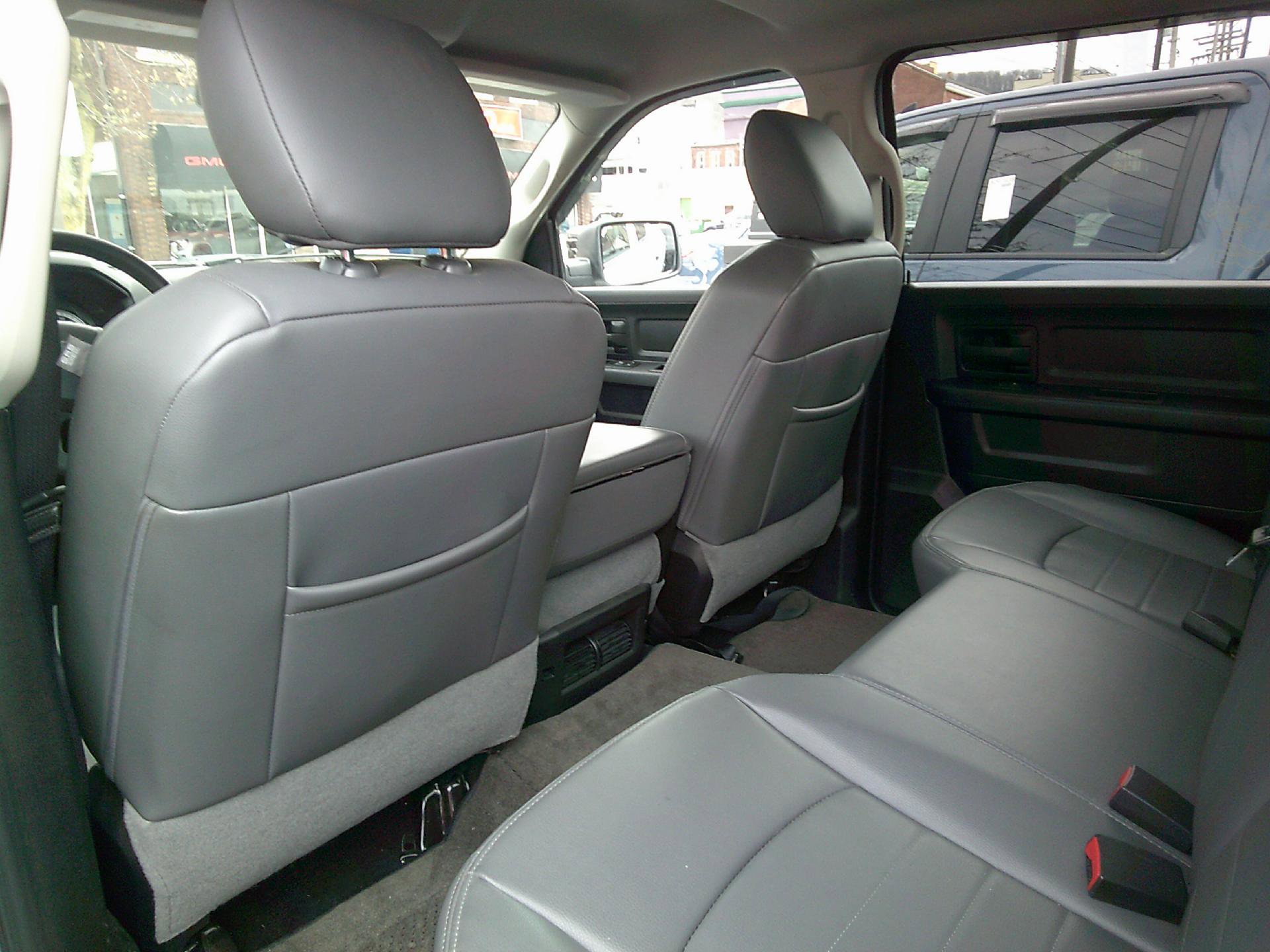 Used 2013 RAM 2500 Tradesman w/ Chrome Appearance Group image 9