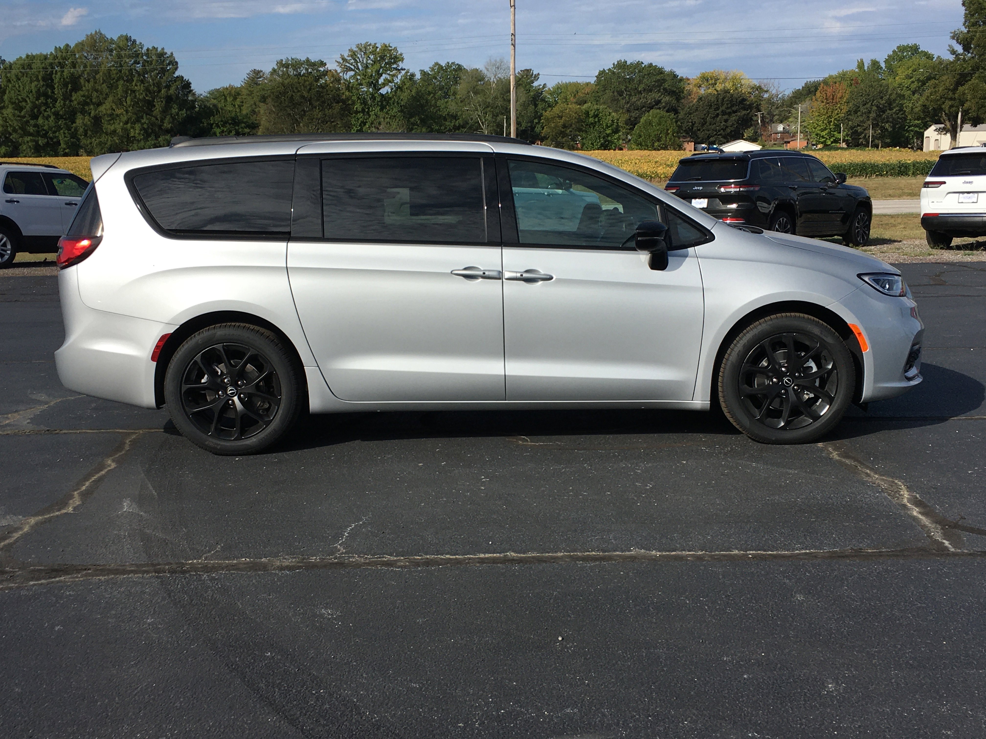 New 2026 Chrysler Pacifica Select w/ S Appearance Package image 2