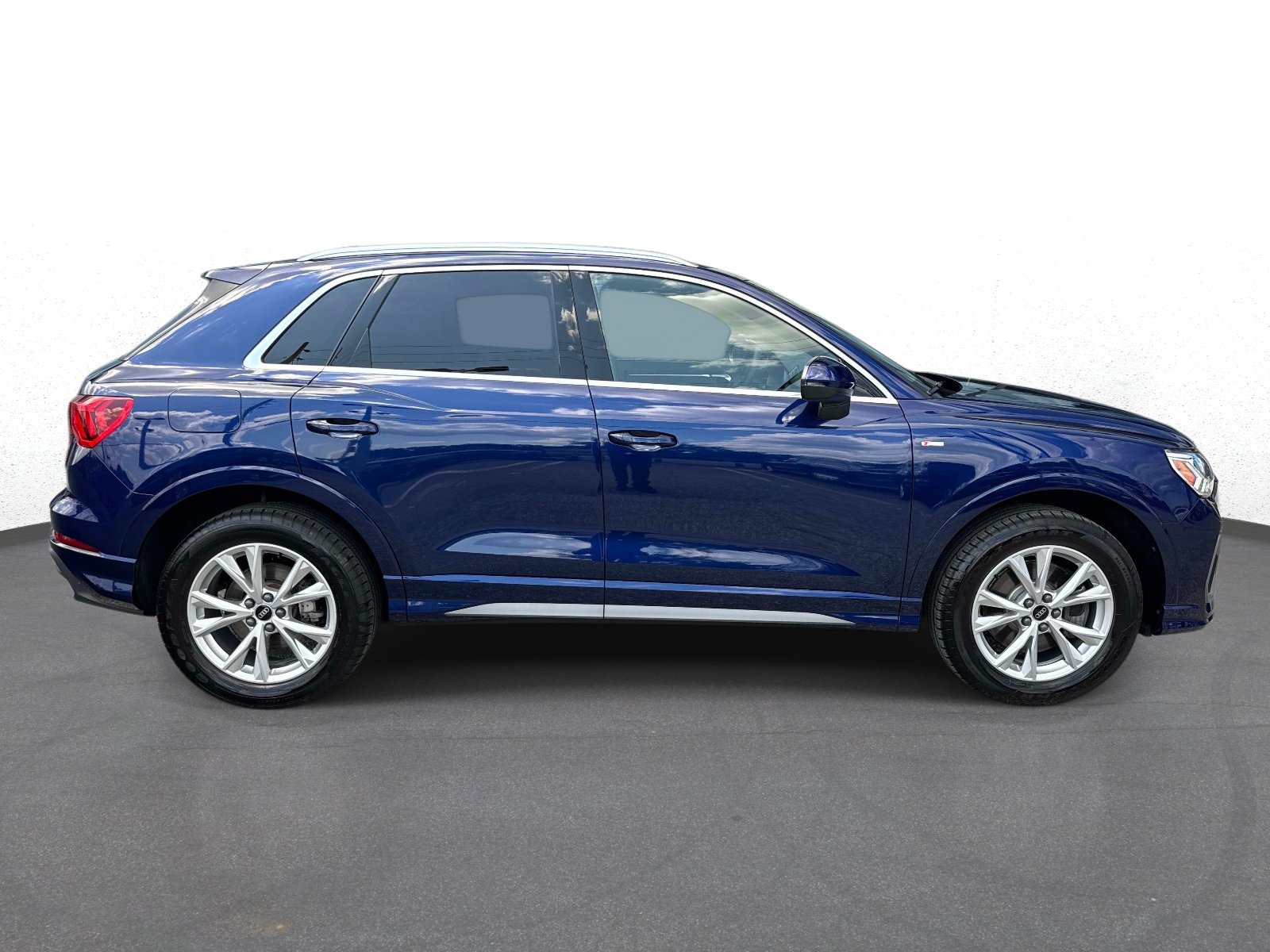 Used 2025 Audi Q3 2.0T Premium w/ Convenience Package AWD/4WD image 2