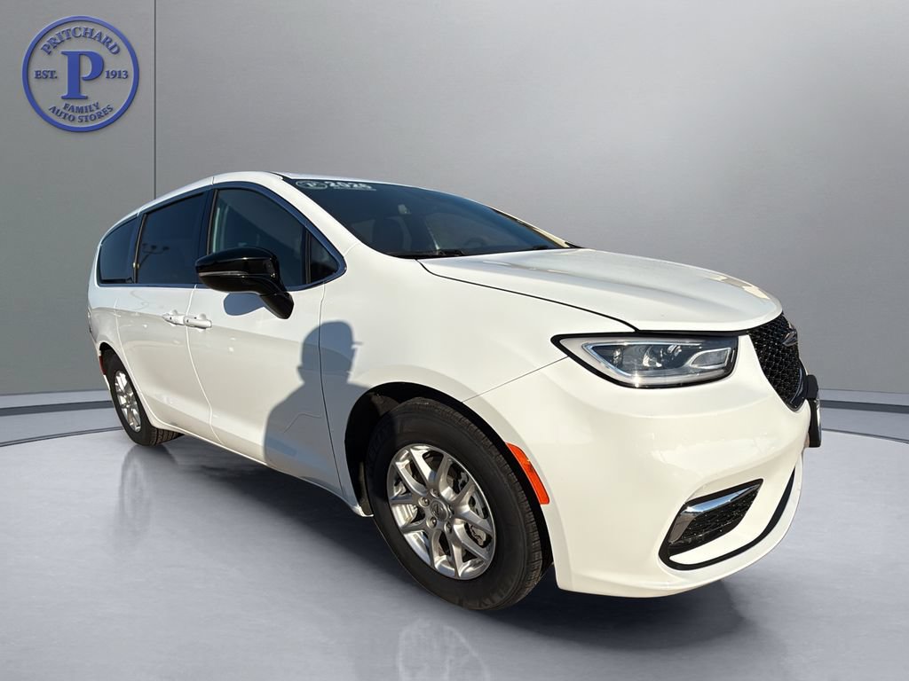 Used 2025 Chrysler Pacifica Select