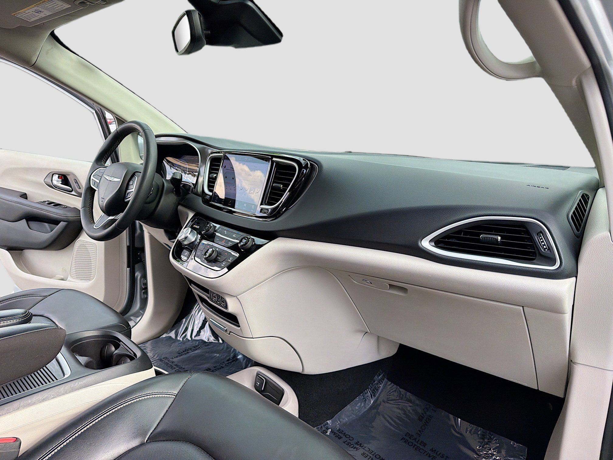 Used 2023 Chrysler Pacifica Touring-L FWD image 5