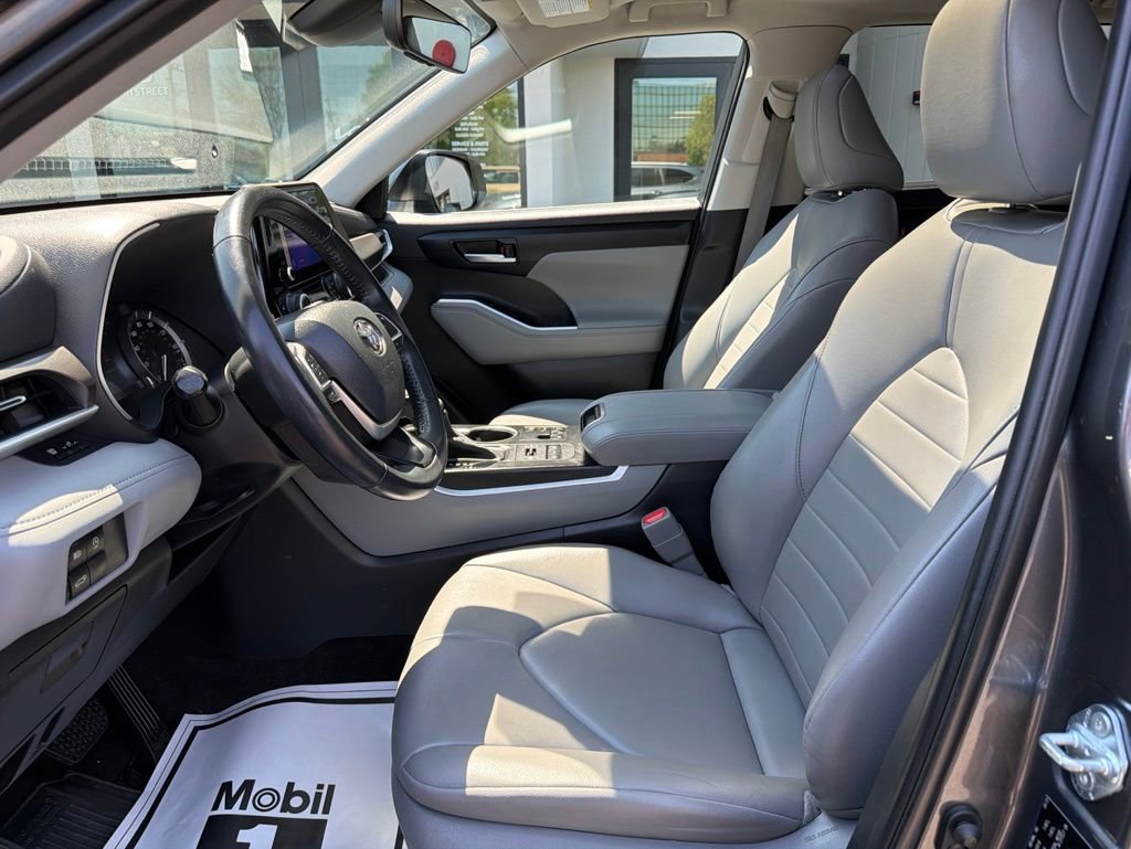 Used 2023 Toyota Highlander XLE AWD/4WD image 28