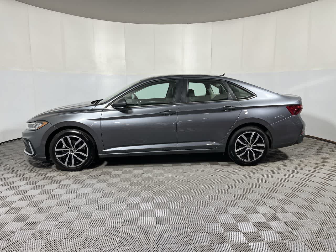 Used 2025 Volkswagen Jetta SE FWD image 5