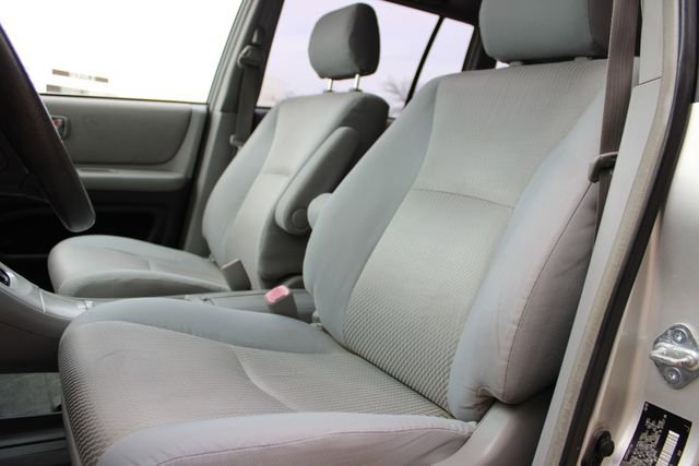 Used 2005 Toyota Highlander 4WD V6 w/ 3rd Row image 16