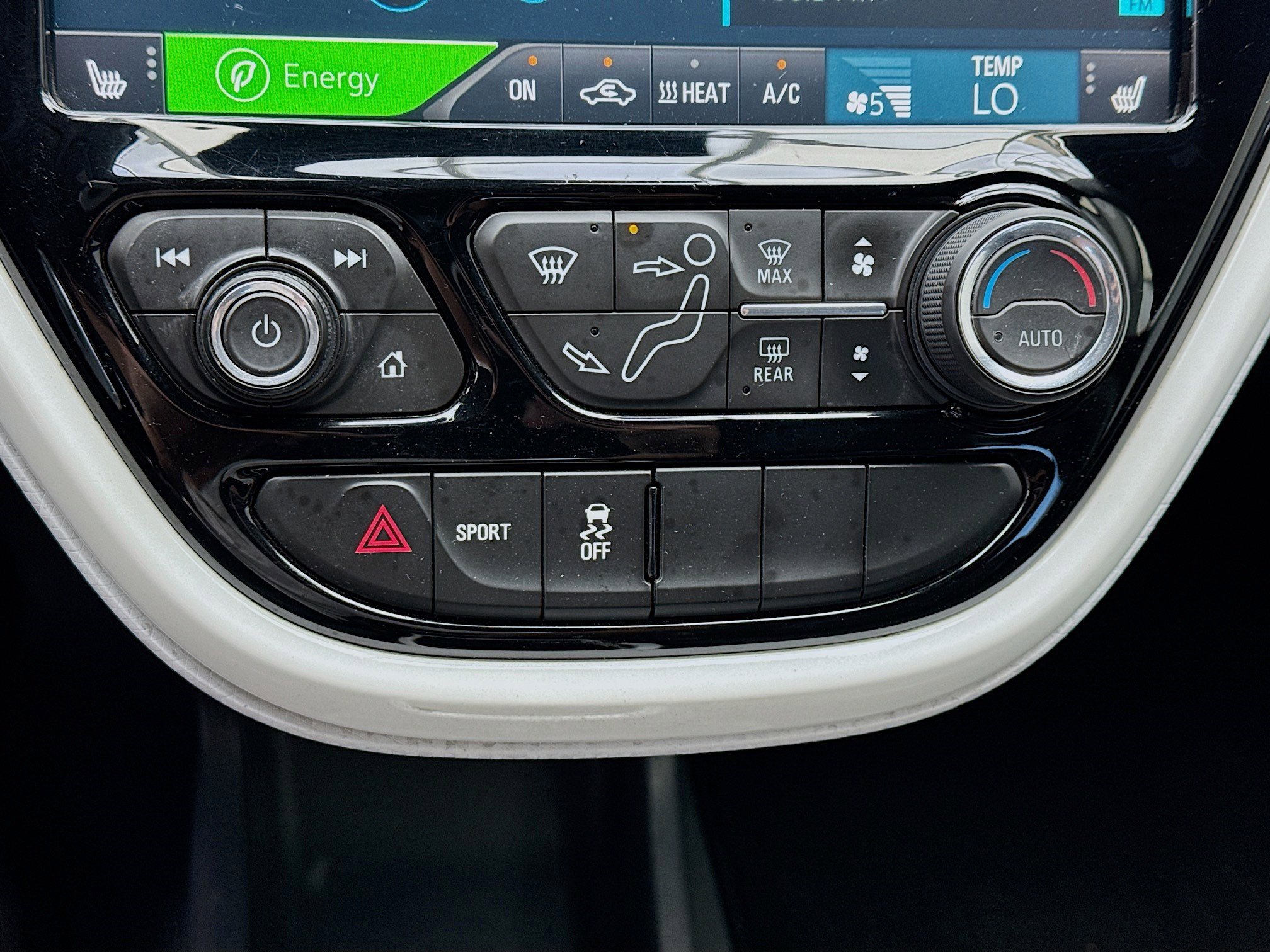 Used 2019 Chevrolet Bolt Premier w/ Infotainment Package image 12