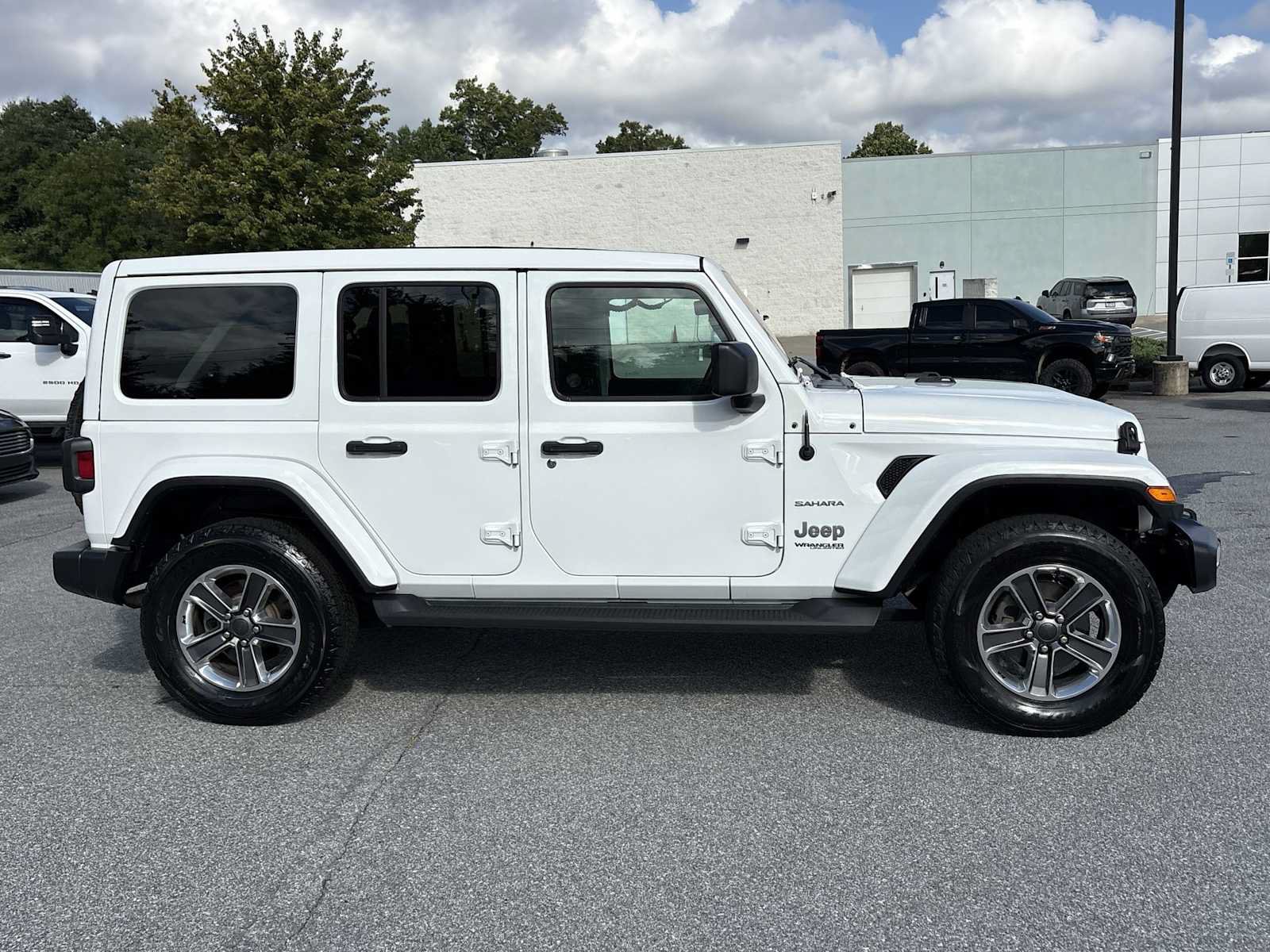 Used 2020 Jeep Wrangler Unlimited Sahara AWD/4WD image 5