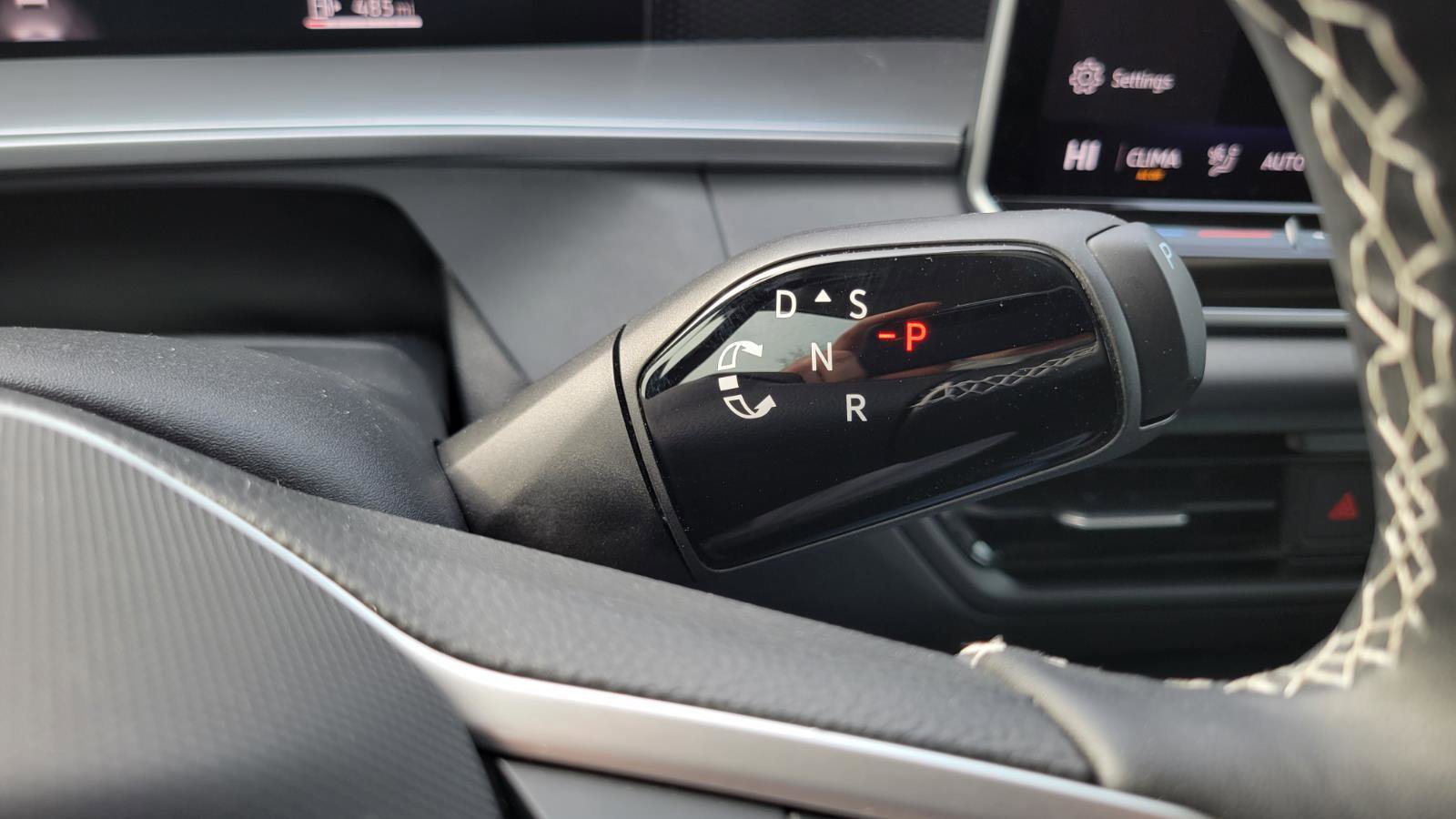 Used 2025 Volkswagen Tiguan SE image 26