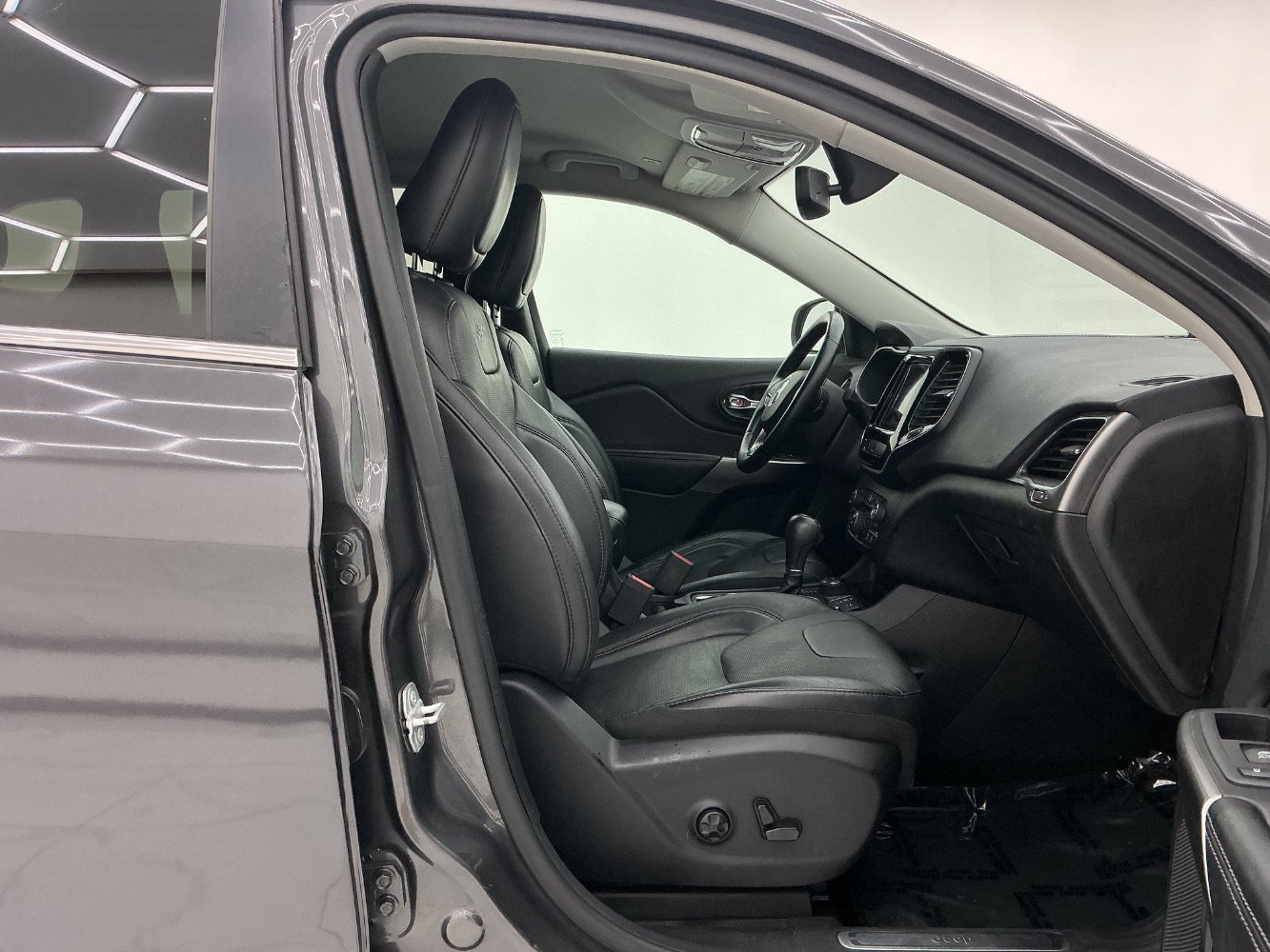 Used 2019 Jeep Cherokee Limited AWD/4WD image 15
