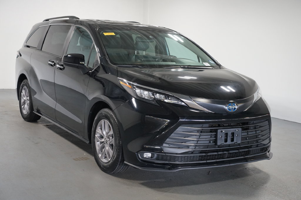 Certified 2025 Toyota Sienna XLE FWD image 3