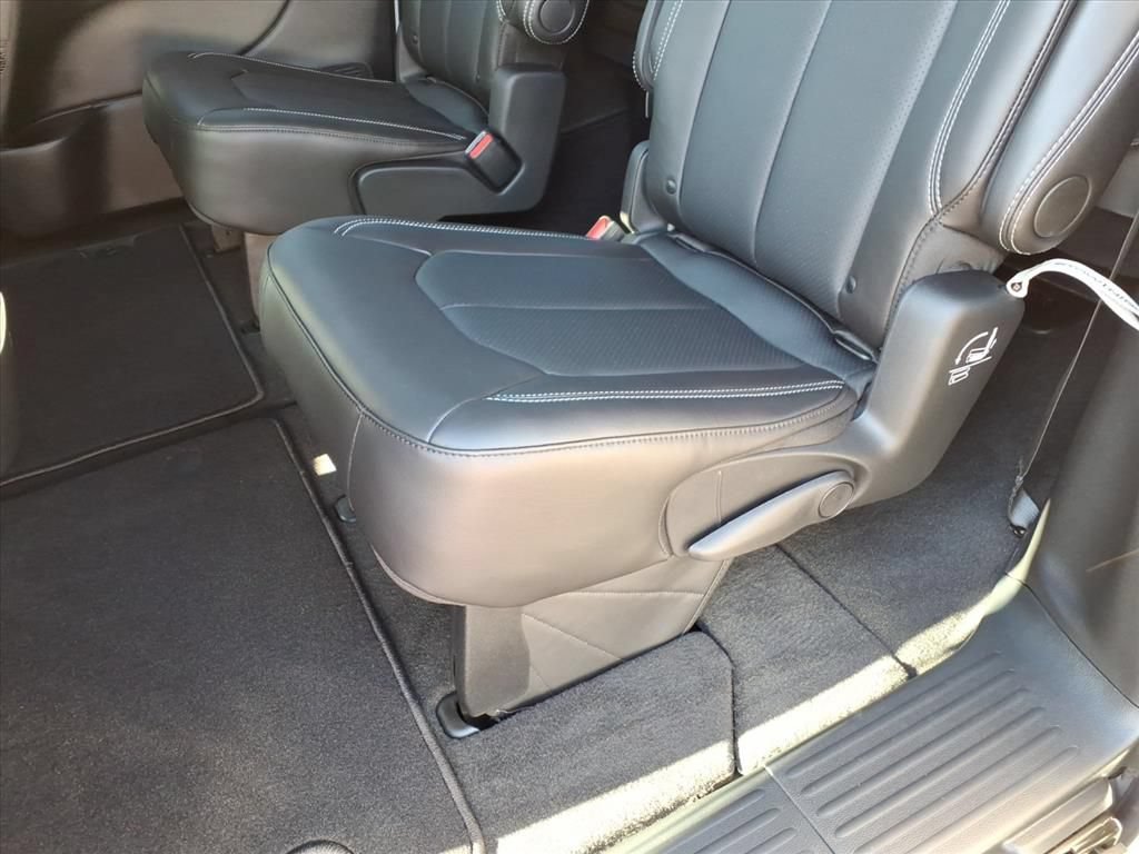 New 2026 Chrysler Pacifica Select w/ S Appearance Package FWD image 33
