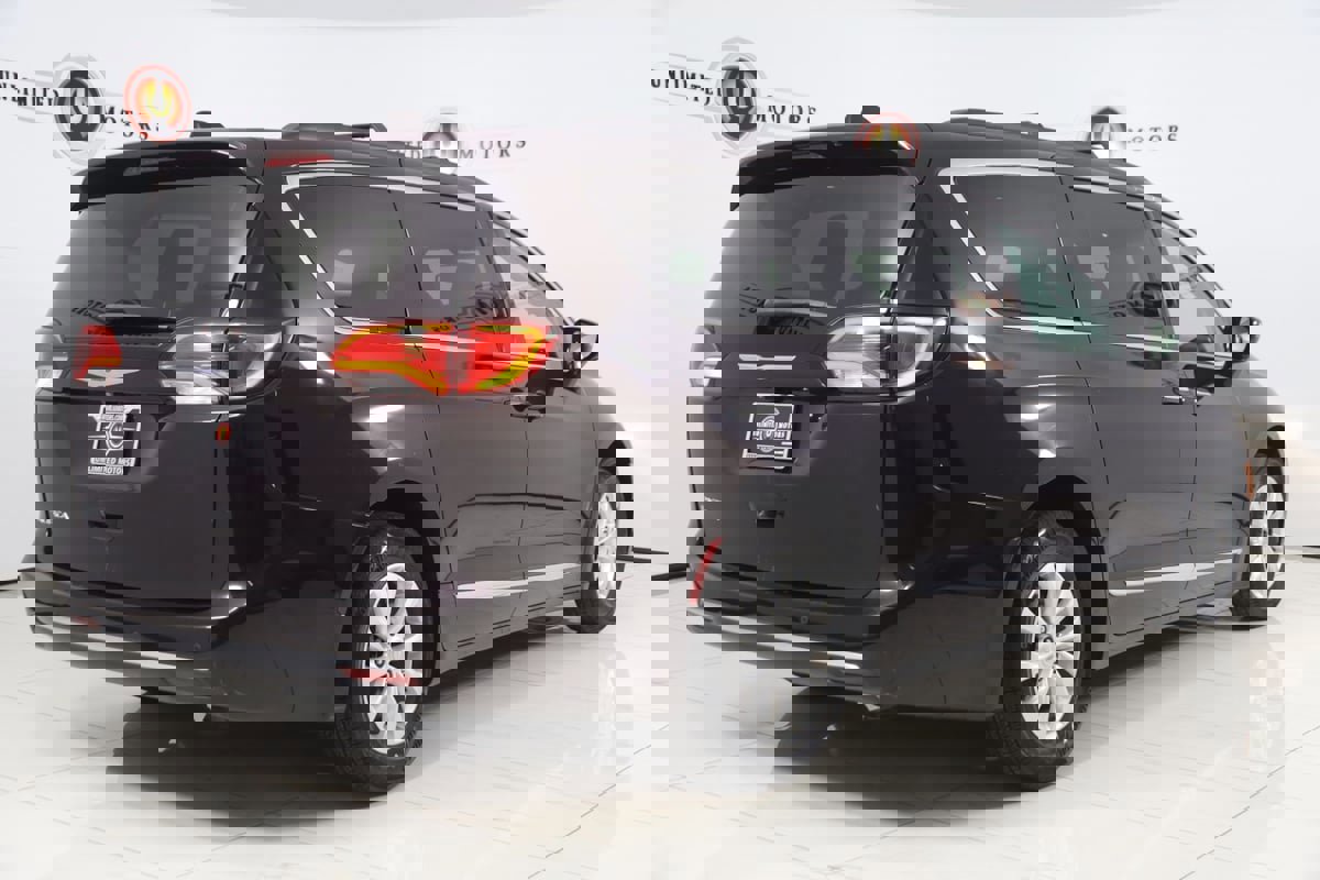 Used 2017 Chrysler Pacifica Touring-L image 3