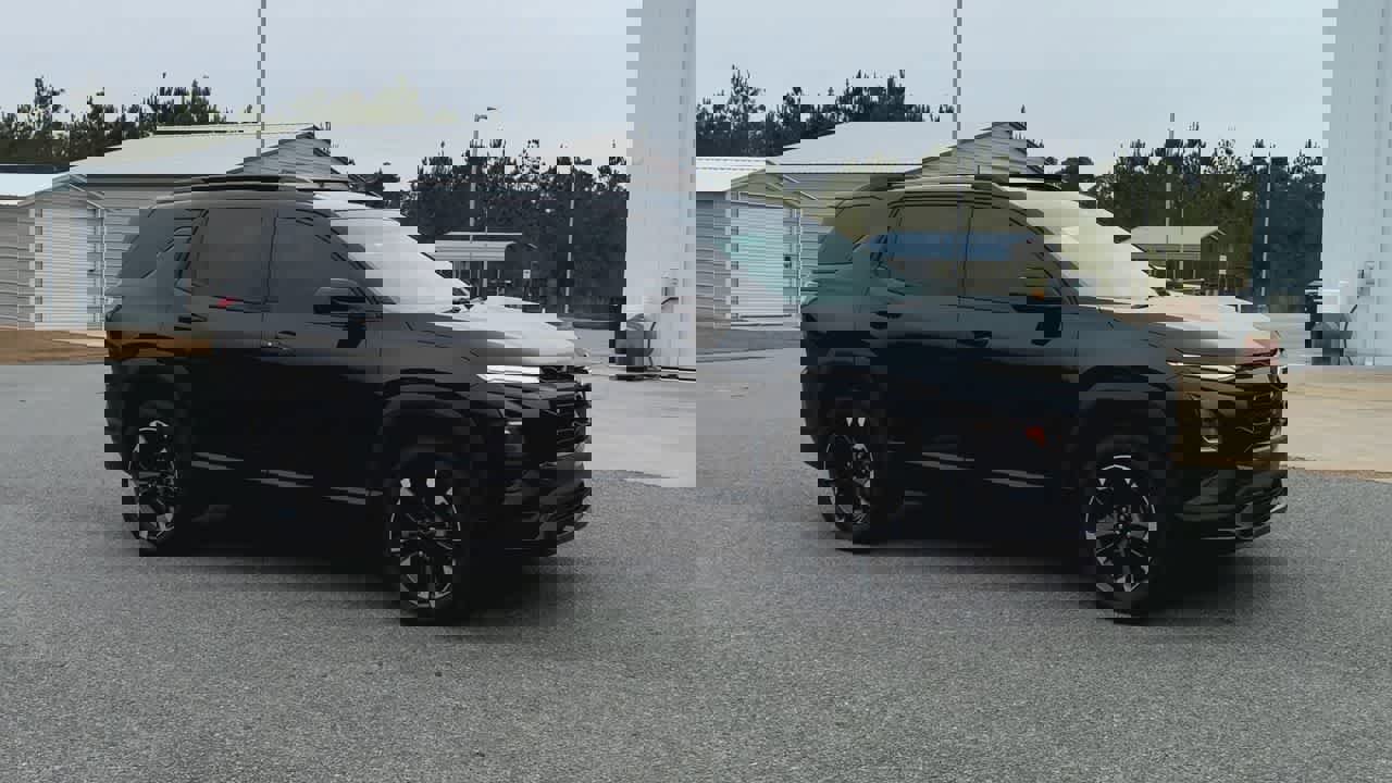 Used 2025 Chevrolet Equinox RS w/ Safety and Technology Package image 2