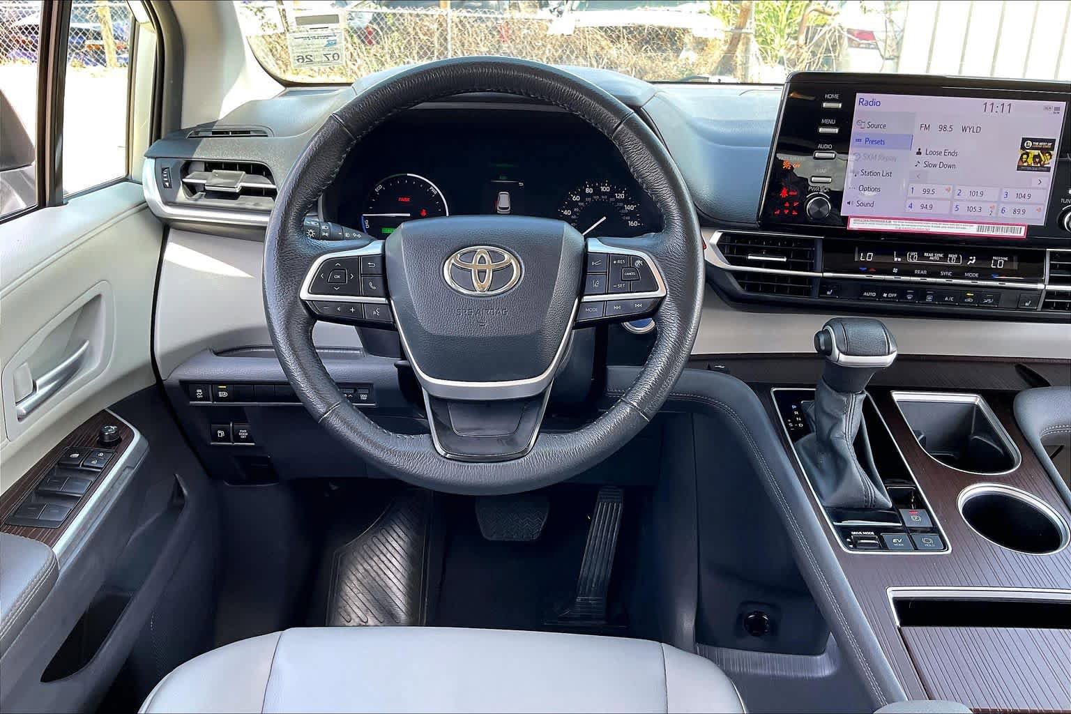 Used 2024 Toyota Sienna XLE FWD image 12