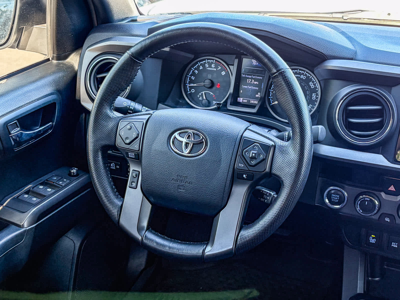 Used 2016 Toyota Tacoma TRD Sport AWD/4WD image 14