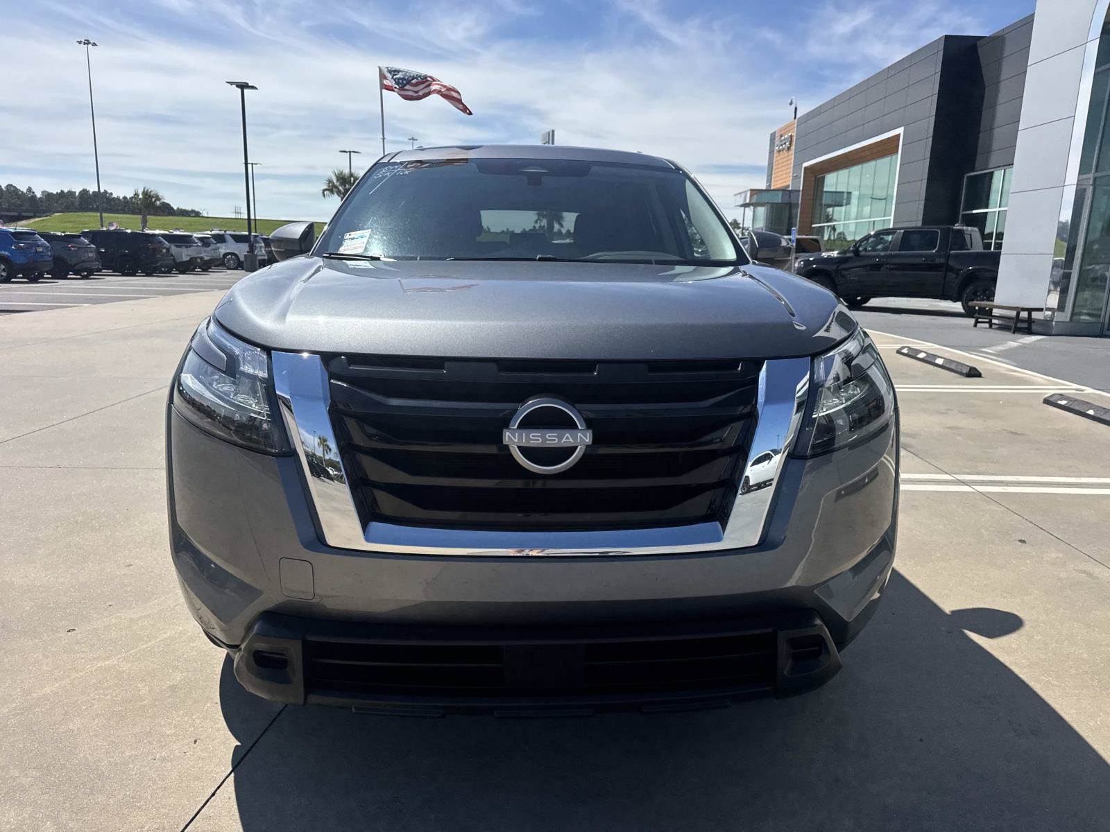Used 2025 Nissan Pathfinder SV FWD image 2