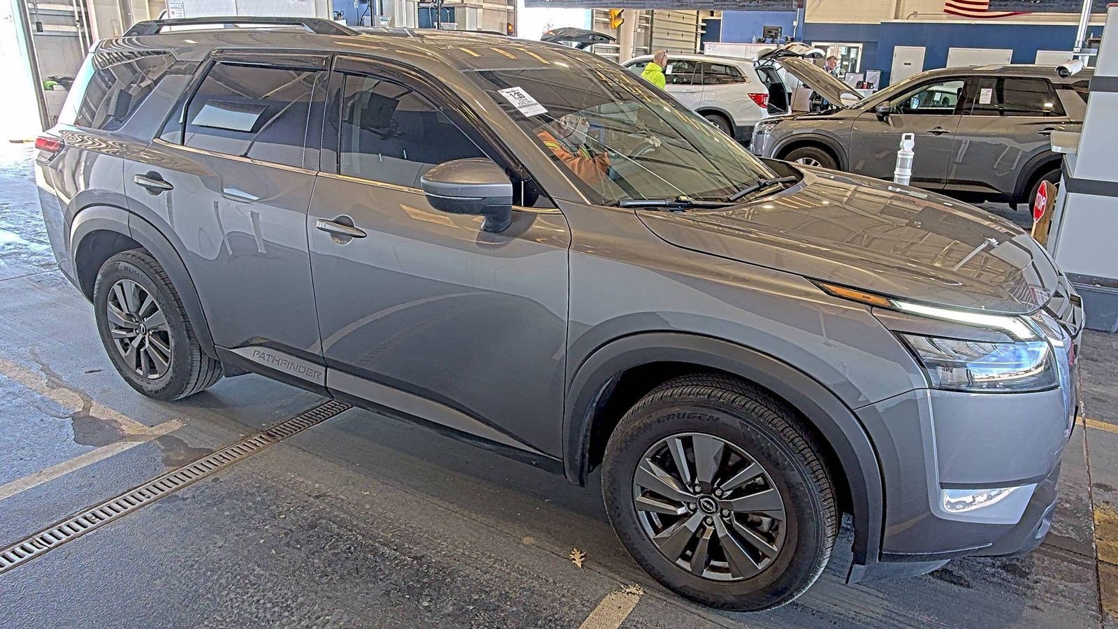 Used 2024 Nissan Pathfinder SV image 4