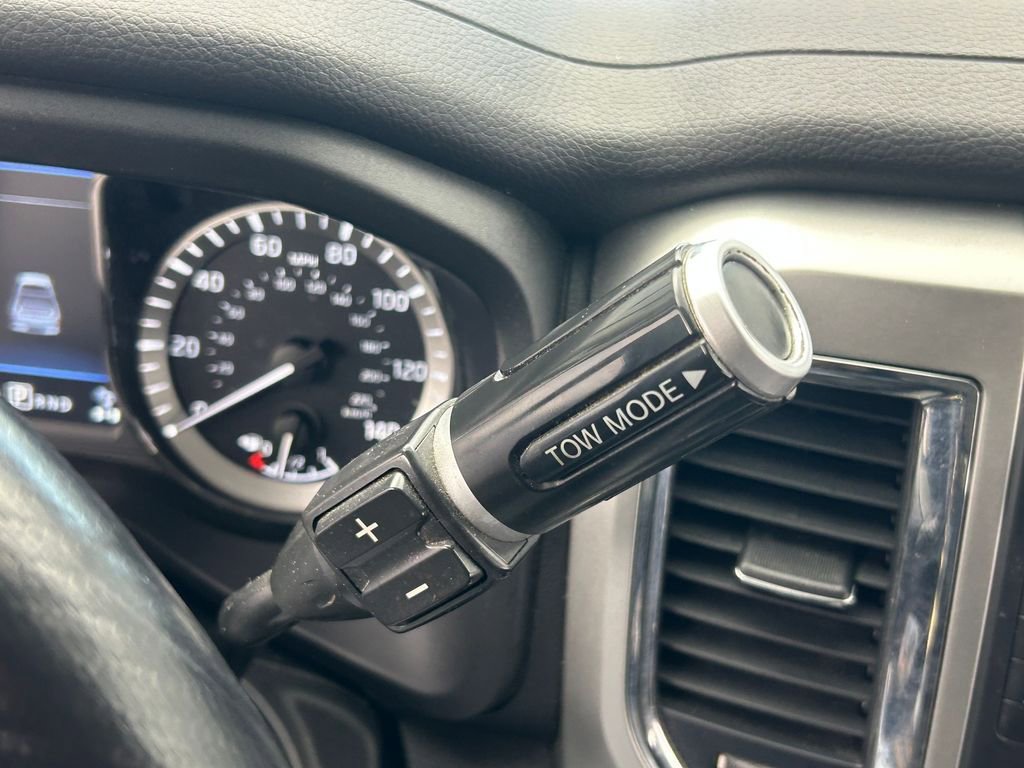 Used 2019 Nissan Titan SV w/ SV Convenience Package image 16